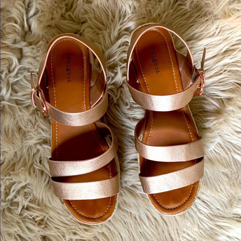 Indigo Road platform sandal. Rose gold vegan leather straps. Size 10M.